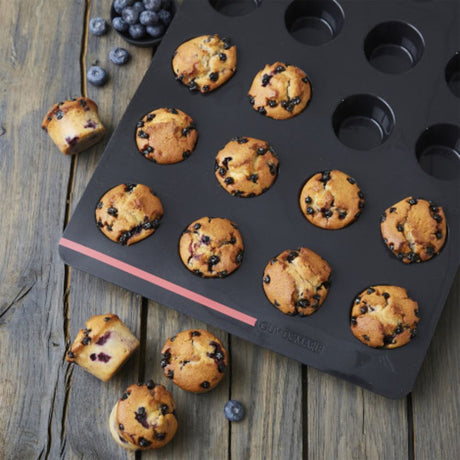 Moule en silicone avec muffins aux myrtilles démoulés