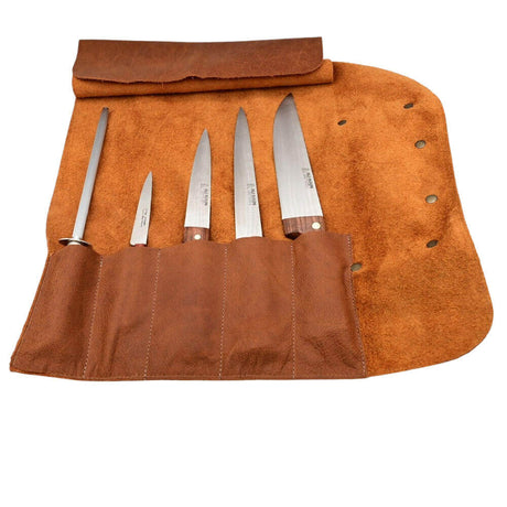 Trousse ne cuir au nain avec couteaux sur fond blanc