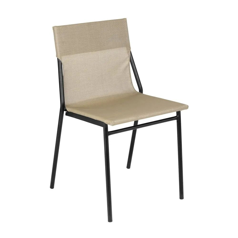 Chaise extérieure LAFUMA noire avec toile Batyline Noisette.