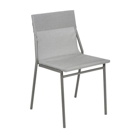 Chaise extérieure LAFUMA Horizon en toile Batyline Pearl et structure acier coloris titane.