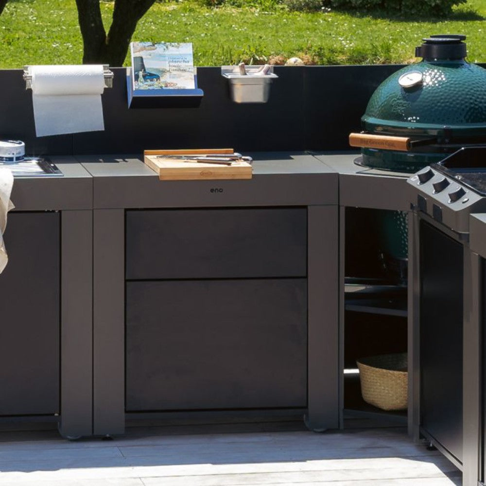 Module plan de travail avec tiroirs 80 cm Gris Cargo - ENO intégré dans une cuisine extérieure modulable, avec accessoires et barbecue Kamado.