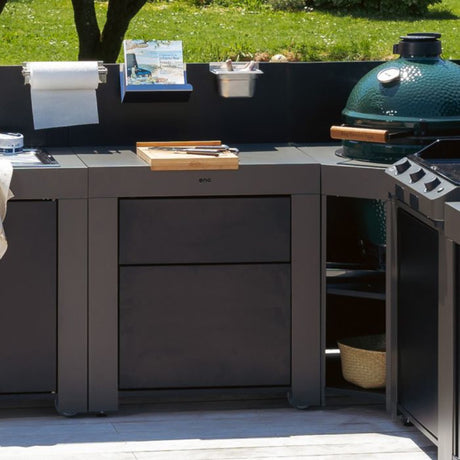 Module plan de travail avec tiroirs 80 cm Gris Cargo - ENO intégré dans une cuisine extérieure modulable, avec accessoires et barbecue Kamado.