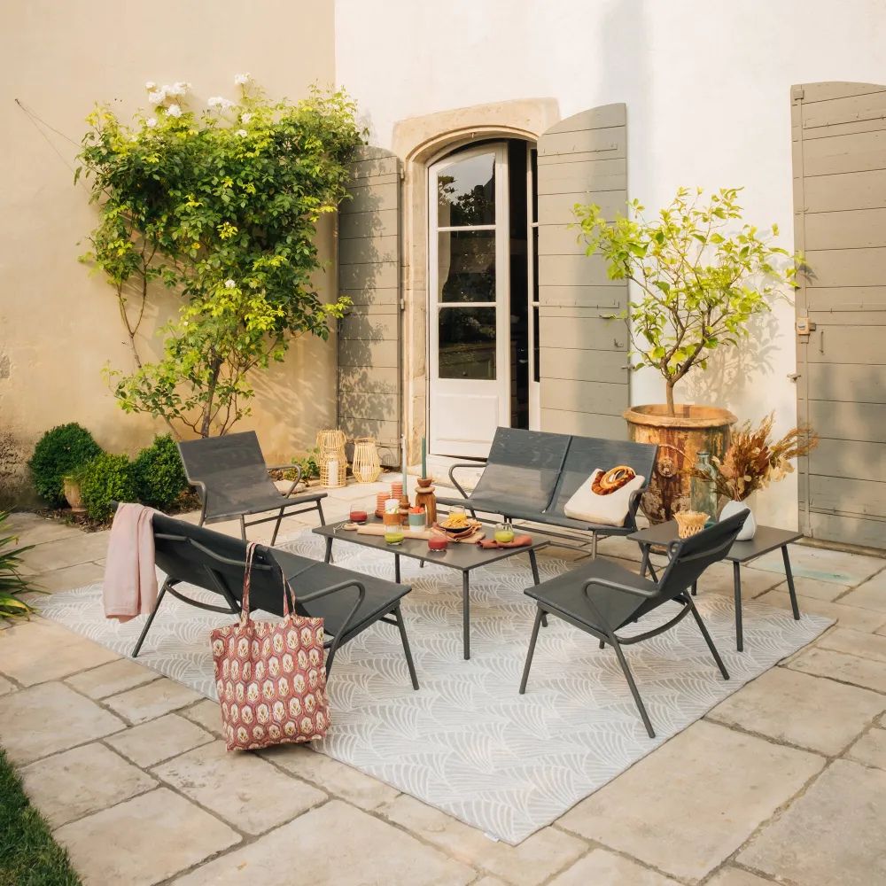 Espace lounge professionnel aménagé avec table basse carrée LAFUMA Vence Low et mobilier bas en acier galvanisé, idéal pour terrasse CHR