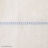 Détail du chemin de table Rythmo blanc et bleu- Charvet Editions